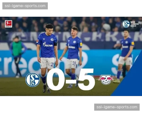 特写：沙尔克04老将赛后独自绕场感谢球迷，或将赛季末挂靴