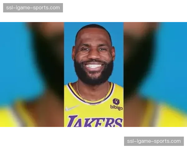 中场休息时，大屏幕播放致敬已故传奇教练伊曼纽尔·斯图尔德的短片