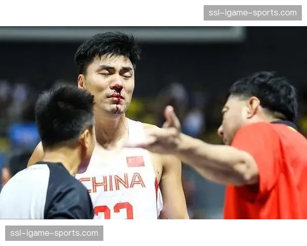 特写：争顶后相撞血染赛场，两名后卫经包扎后坚持完成比赛